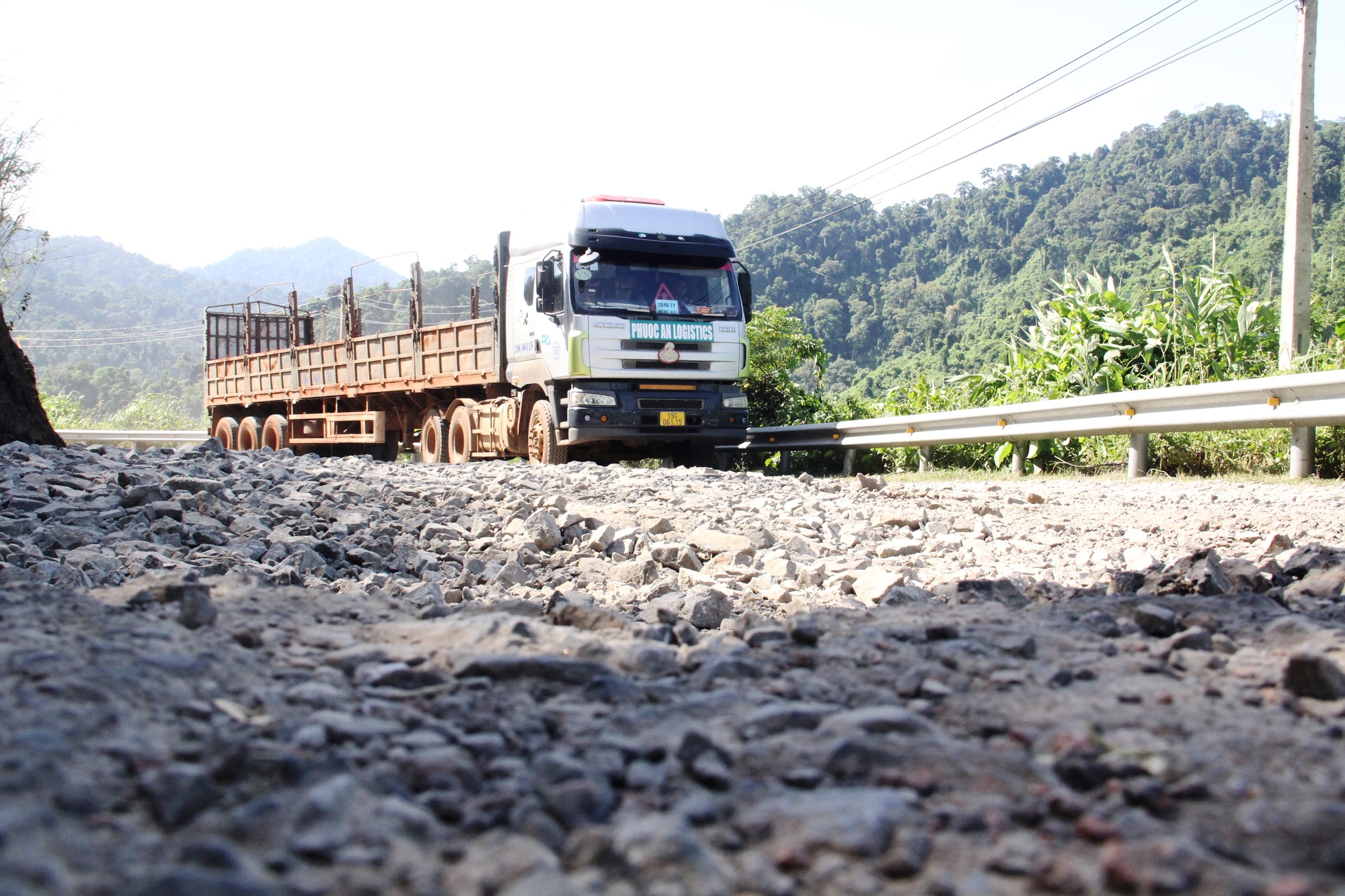 Cận cảnh tuyến đường lên cửa khẩu quốc tế dài gần 80 km &quot;nát như tương&quot; - Ảnh 14.