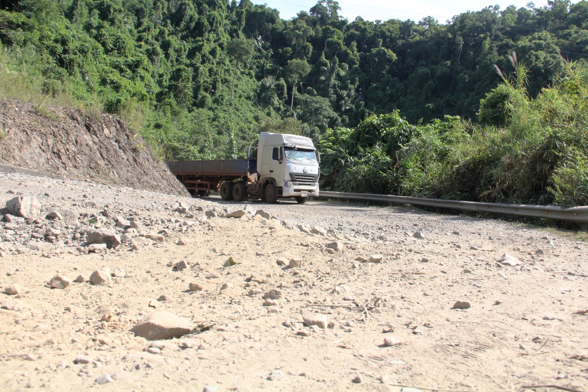 Cận cảnh tuyến đường lên cửa khẩu quốc tế dài gần 80 km &quot;nát như tương&quot; - Ảnh 2.