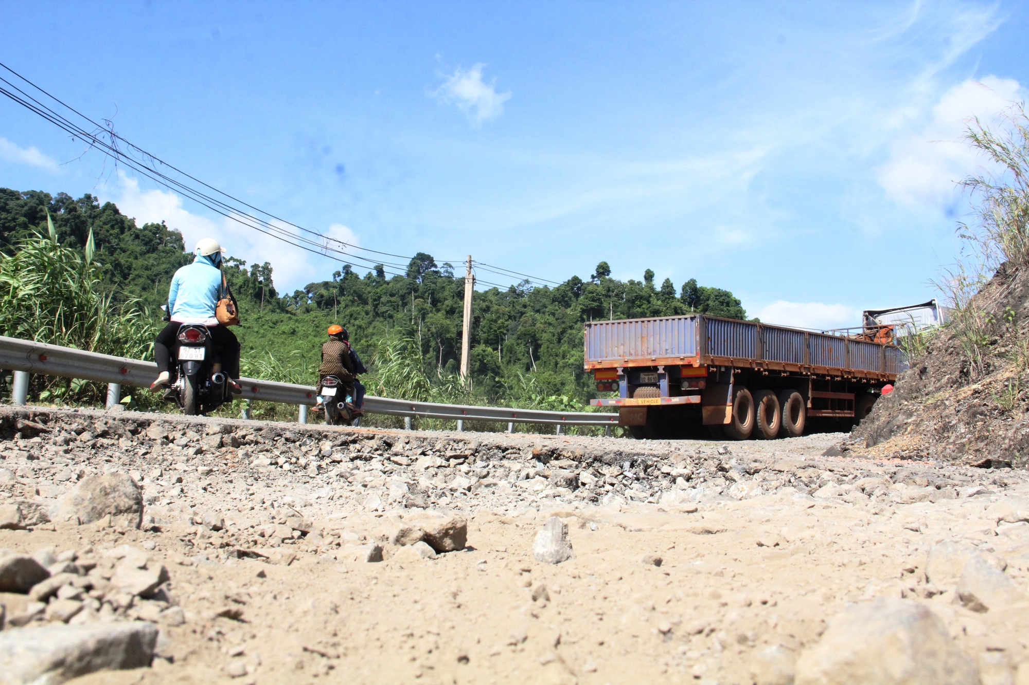 Cận cảnh tuyến đường lên cửa khẩu quốc tế dài gần 80 km &quot;nát như tương&quot; - Ảnh 9.