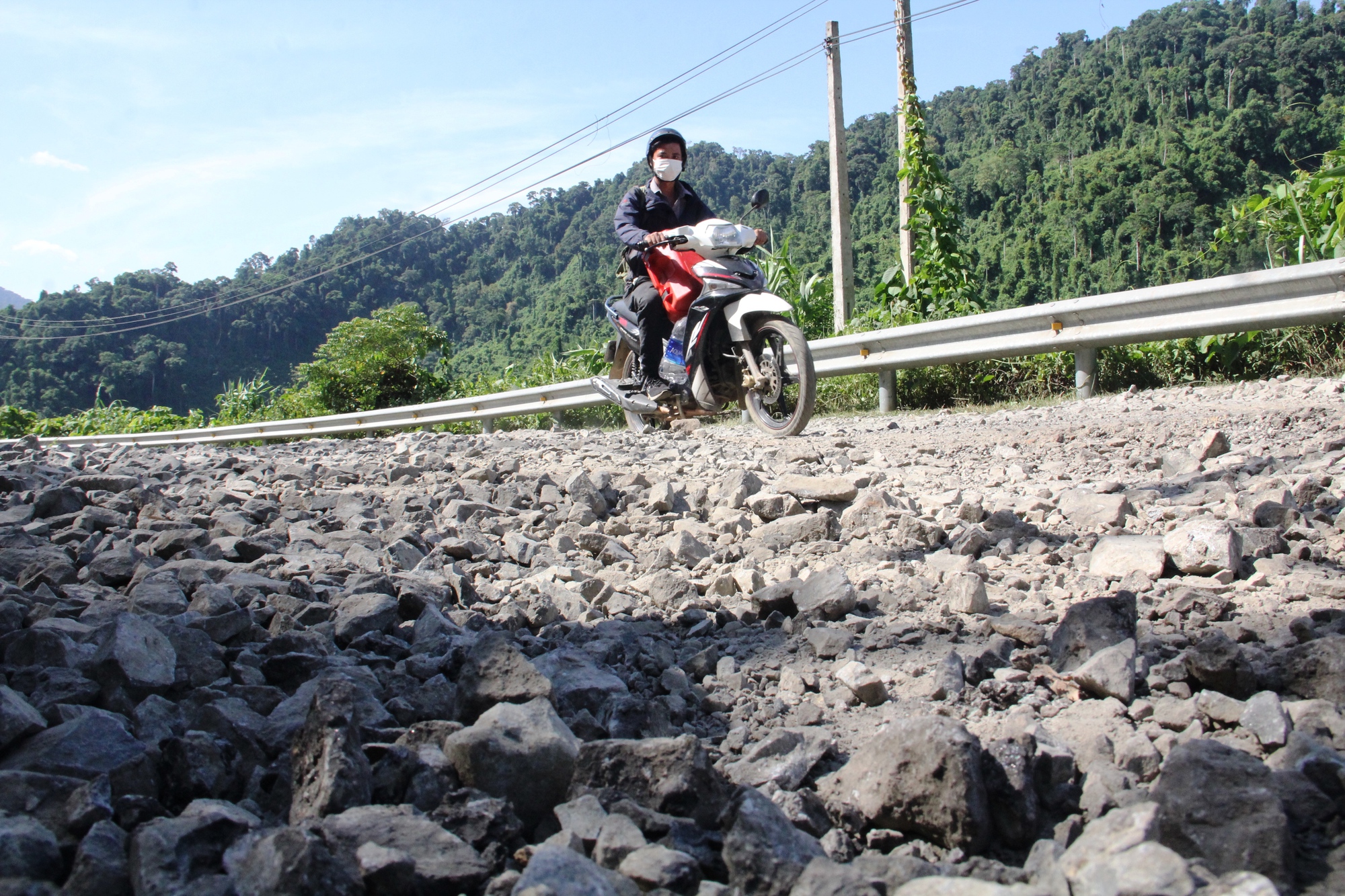 Cận cảnh tuyến đường lên cửa khẩu quốc tế dài gần 80 km &quot;nát như tương&quot; - Ảnh 7.