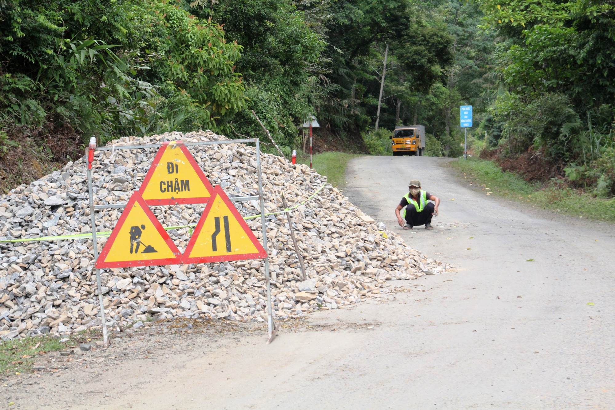 Cận cảnh tuyến đường lên cửa khẩu quốc tế dài gần 80 km &quot;nát như tương&quot; - Ảnh 6.