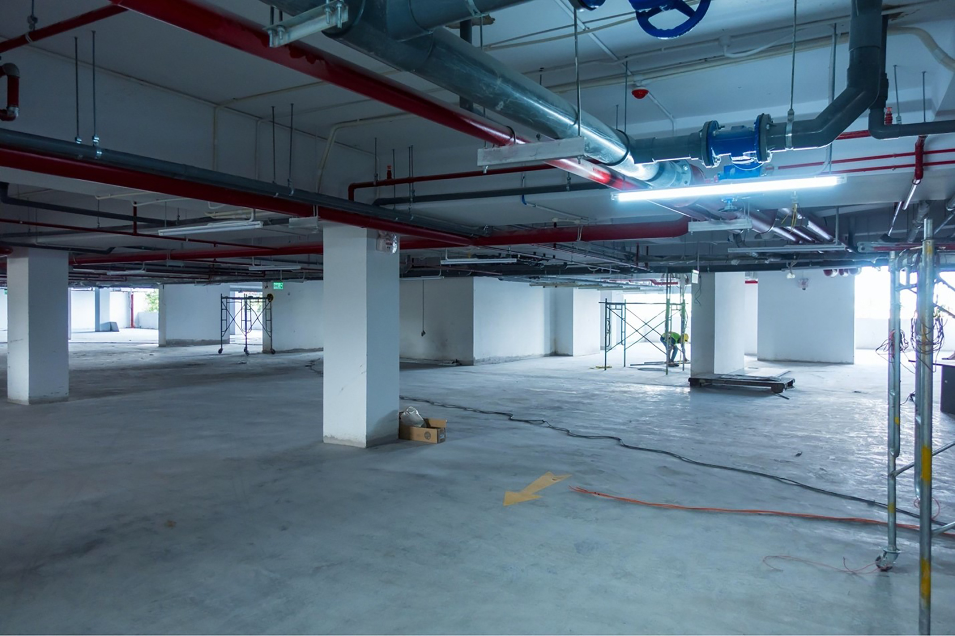 បន្ទប់ក្រោមដីស្អាត ហើយកំពុងត្រូវបានជួសជុលដោយអង្គភាពសំណង់ (រូបថត៖ ដេតភឿក) Tầng hầm đã sạch sẽ, đang được đơn vị thi công chỉnh trang lại (Ảnh: Đạt Phước)