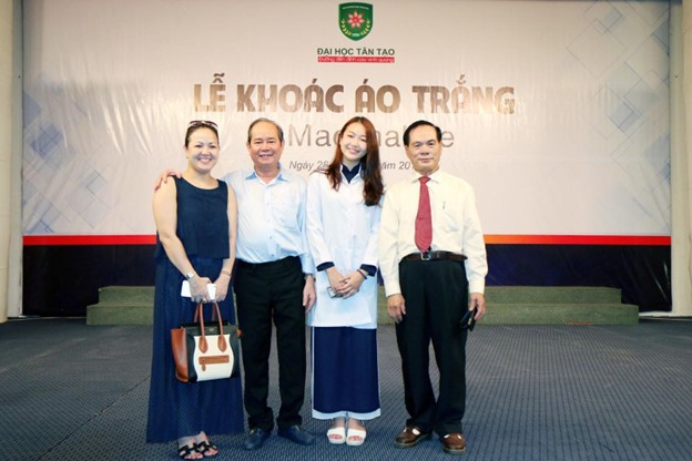Bác sĩ Lê Văn Sẽ (bố của Lê Hồng Vân) cùng gia đình dự buổi lễ &quot;Khoác áo trắng & Macchabée&quot; sẵn sàng hành trang trở thành Bác sĩ tổ chức tại trường đại học Tân Tạo
