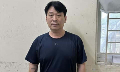 Công an Q.7 bắt người đàn ông Hàn Quốc bị truy nã - Ảnh 1.