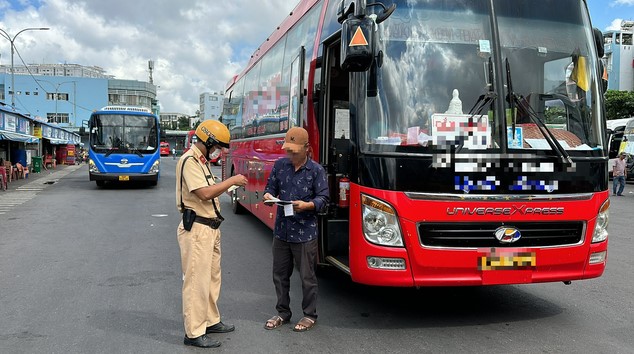 3 ngày cao điểm, CSGT TP.HCM xử phạt 479 xe ô tô vi phạm giao thông - Ảnh 2.