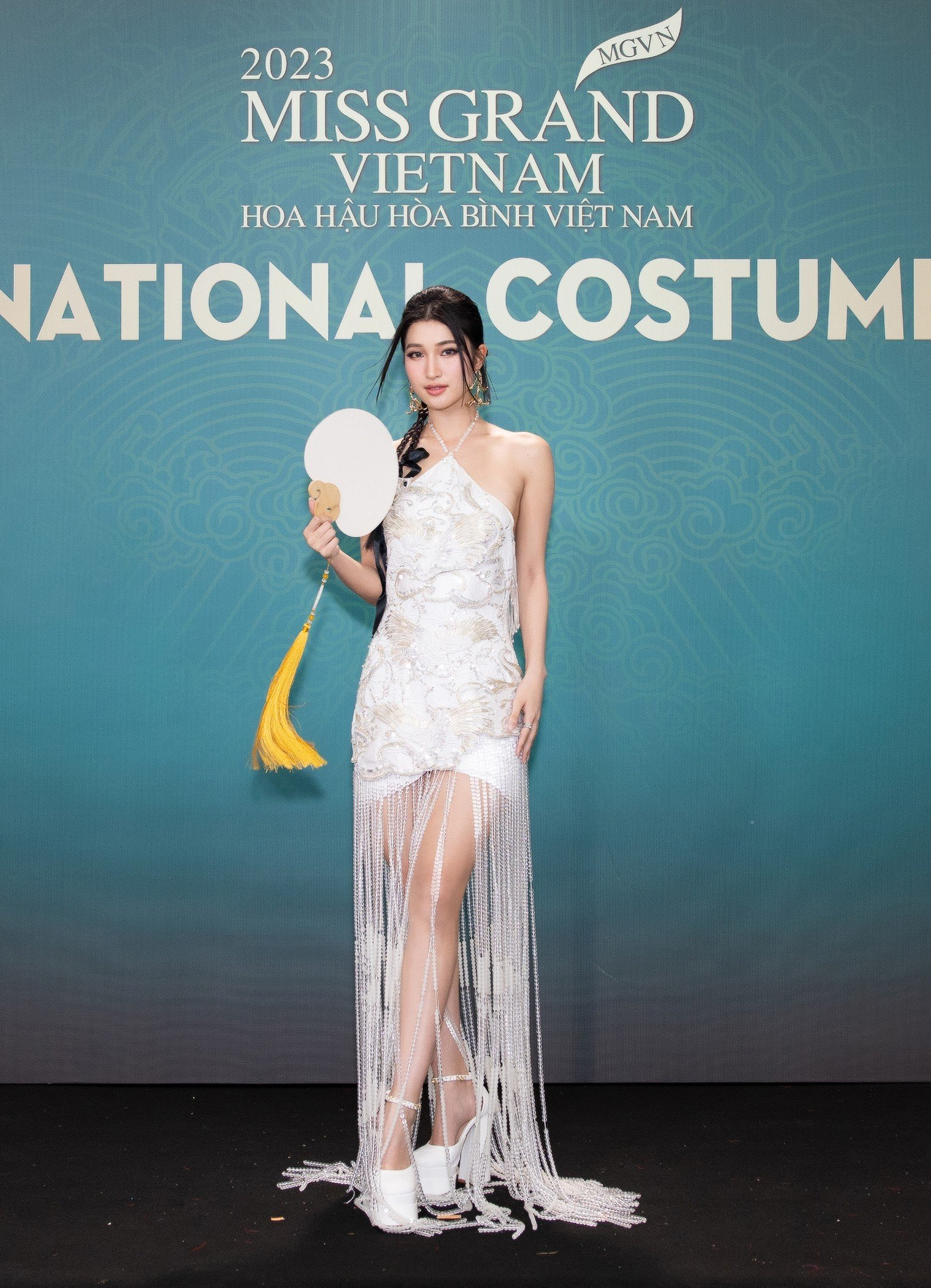 Hoa hậu Lương Thùy Linh khoe chân dài 1,22m tại sự kiện - Ảnh 9.