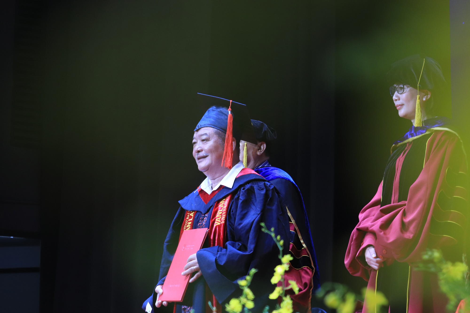 Cha và con gái cùng tốt nghiệp tại Trường ĐH Văn Lang  - Ảnh 1.