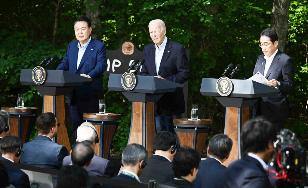 歴史的な握手 米国 - 日本 - 韓国 - 写真 1。
