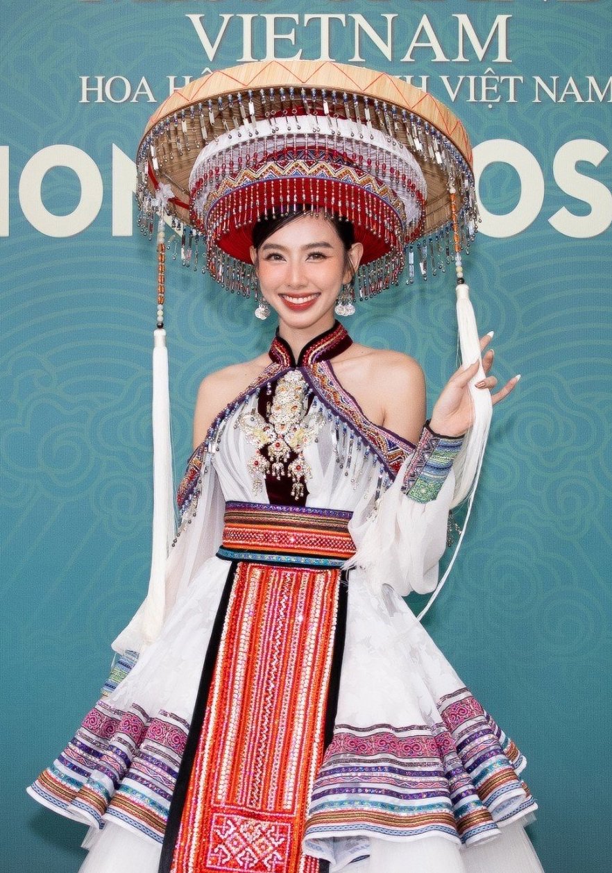 Hoa hậu Lương Thùy Linh khoe chân dài 1,22m tại sự kiện - Ảnh 2.