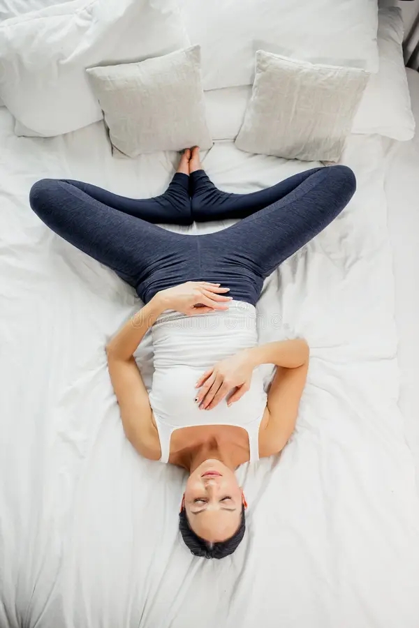 Đi ngủ cũng có thể… giảm cân bằng các bài tập yoga trên giường… - Ảnh 8.