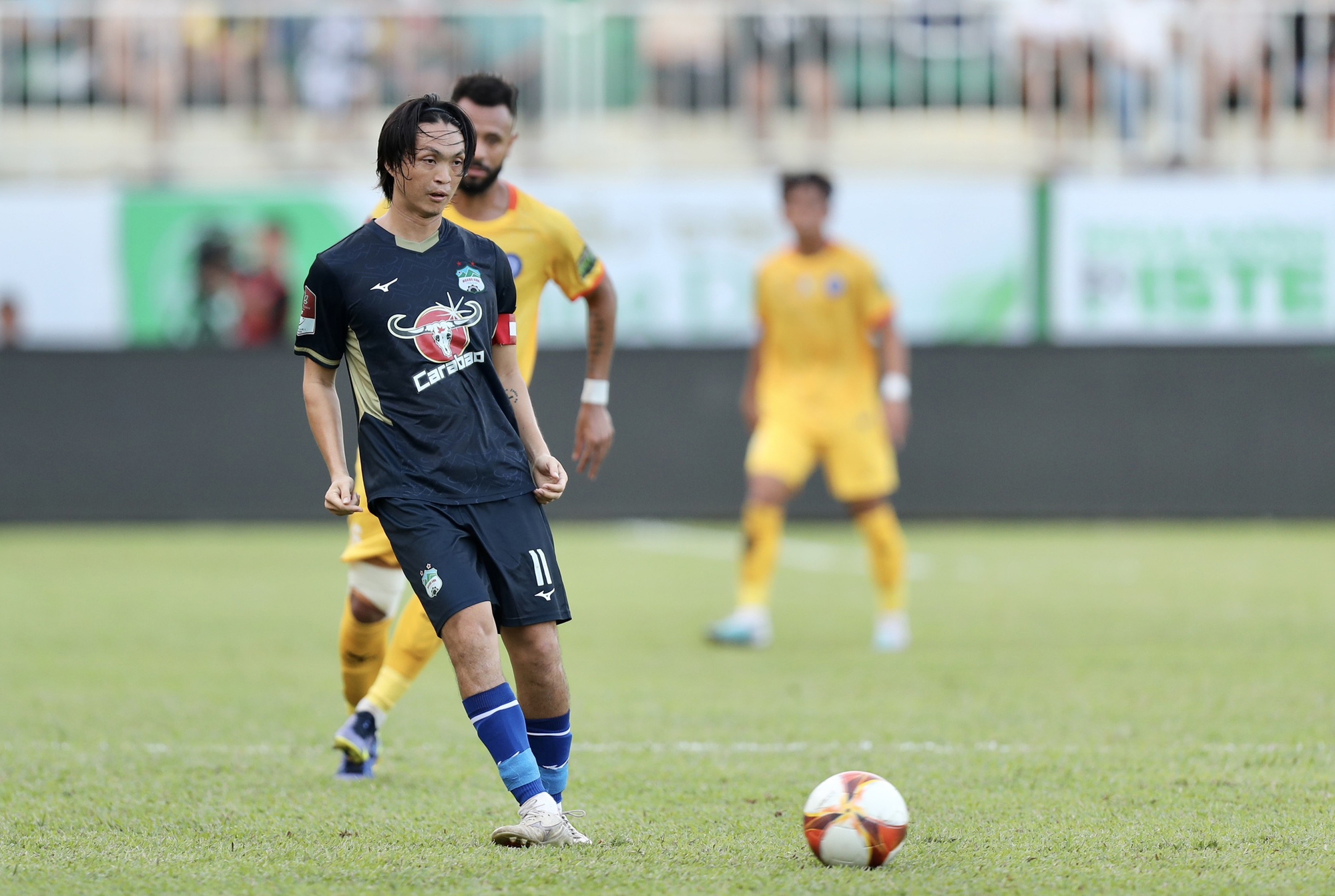 HLV Troussier gọi 4 cầu thủ HAGL lên U.23 và đội tuyển Việt Nam - Ảnh 1.