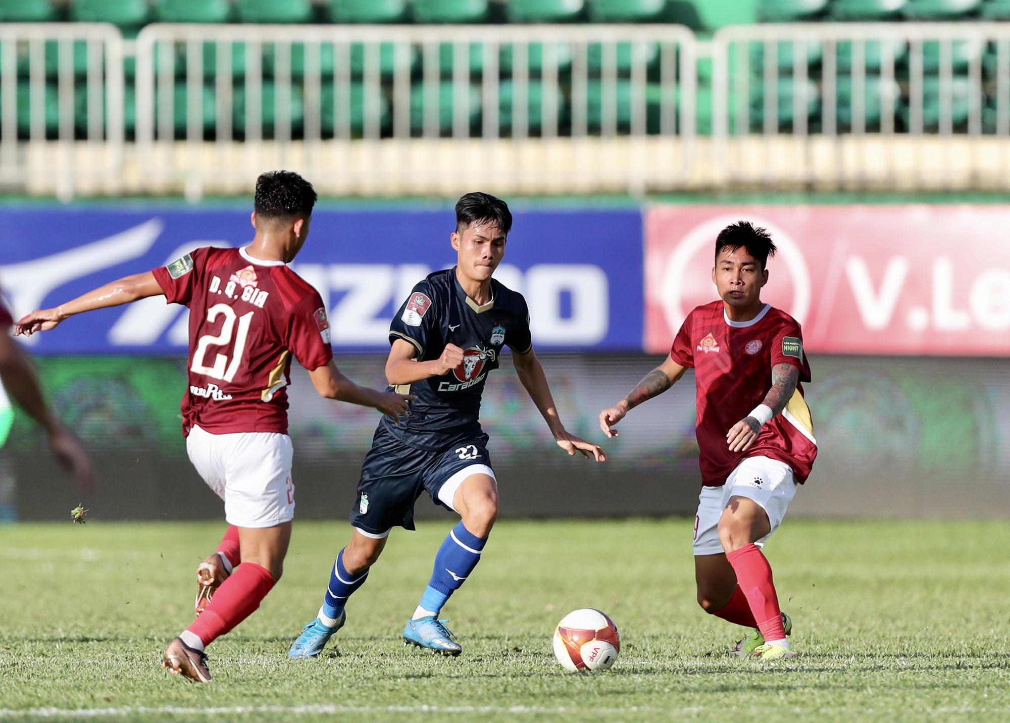 HLV Troussier gọi 4 cầu thủ HAGL lên U.23 và đội tuyển Việt Nam - Ảnh 3.