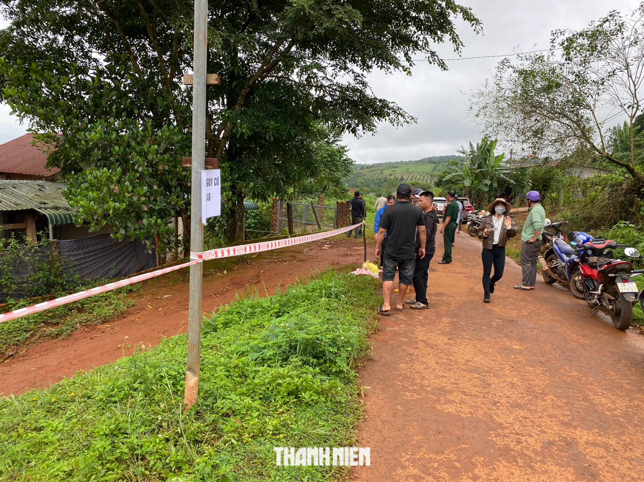 Đắk Nông: Mặt đất nứt gãy, hàng chục hộ dân được ‘di tản’ đến nơi an toàn - Ảnh 1.