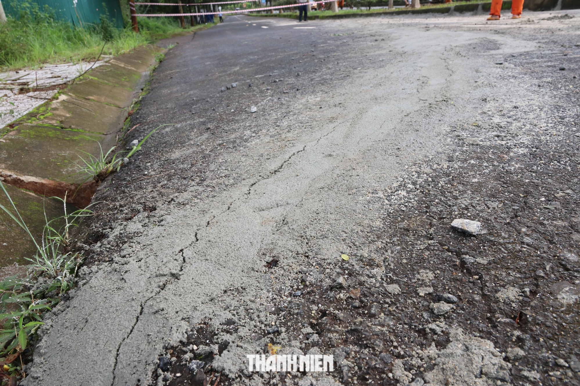 Quốc lộ 14 bị nứt đoạn qua Đắk Nông: Nỗ lực 'vá' đường sau khi tạnh mưa  - Ảnh 1.