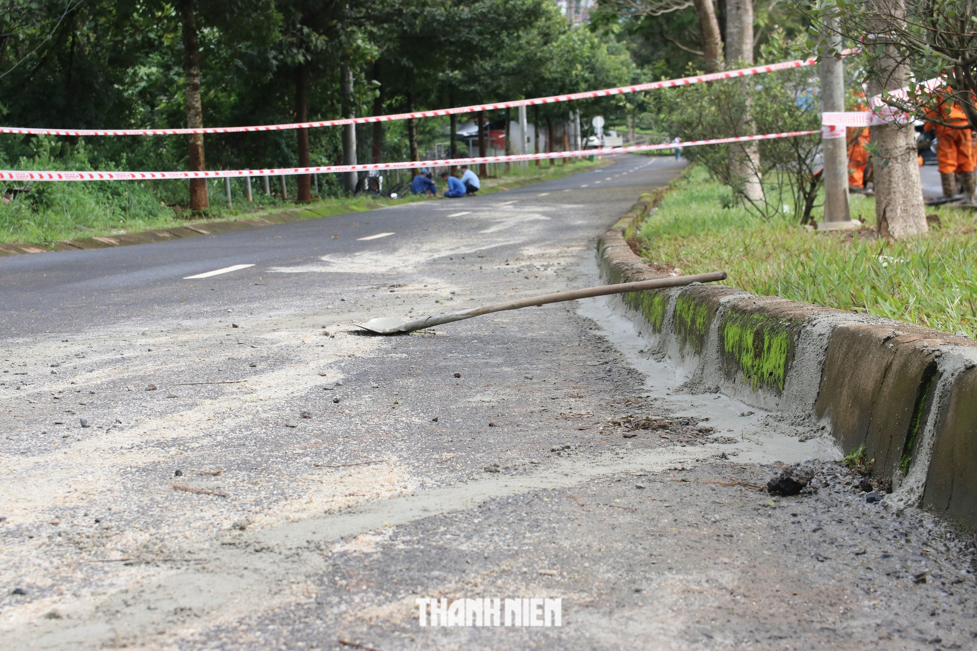 Quốc lộ 14 bị nứt đoạn qua Đắk Nông: Nỗ lực 'vá' đường sau khi tạnh mưa  - Ảnh 5.