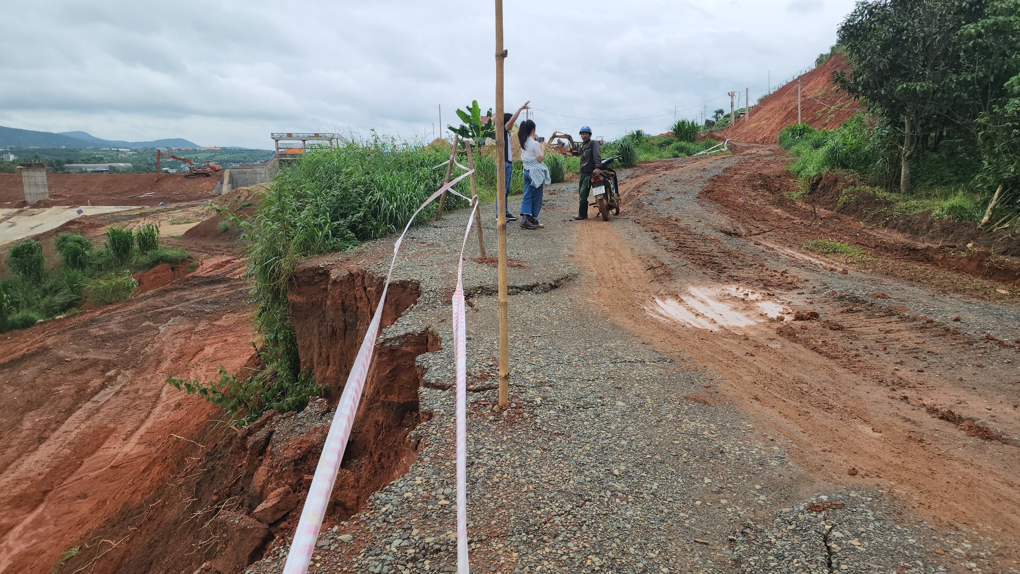 Lâm Đồng: Sụt lún đất nghiêm trọng tại dự án hồ chứa nước Đông Thanh - Ảnh 4.