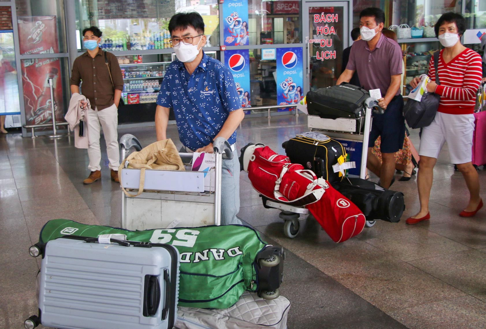 Du khách chỉ mất 2 phút để tự làm thủ tục bay tại sân bay Đà Nẵng - Ảnh 8.