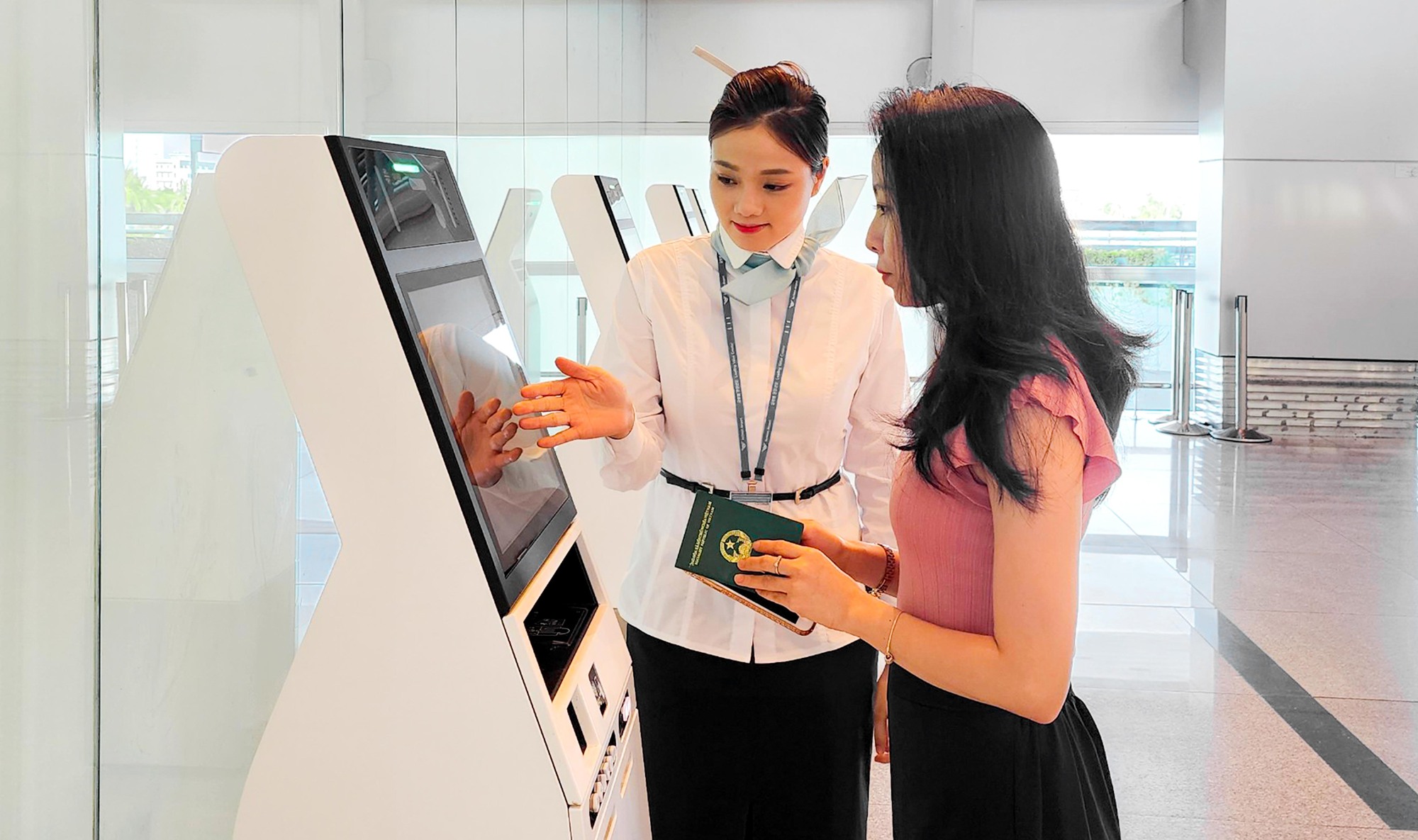 Du khách chỉ mất 2 phút để tự làm thủ tục bay tại sân bay Đà Nẵng - Ảnh 1.