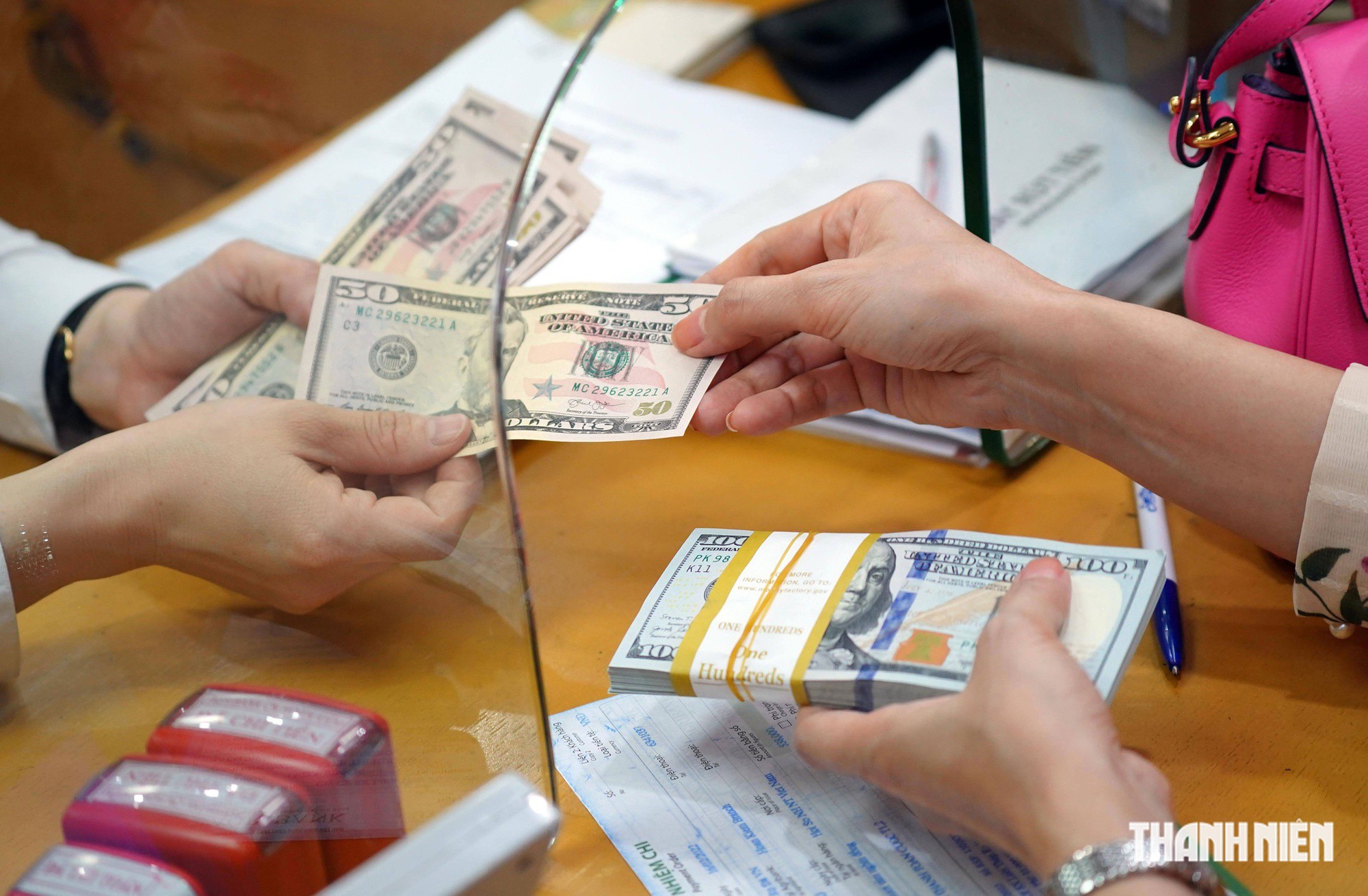Giá USD hôm nay 4.8.2026: Tỷ giá trung tâm tiếp tục tăng- Ảnh 1.