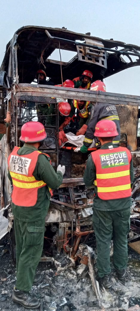 Xe buýt đối đầu xe tải chở xăng, ít nhất 18 người chết cháy ở Pakistan - Ảnh 2.