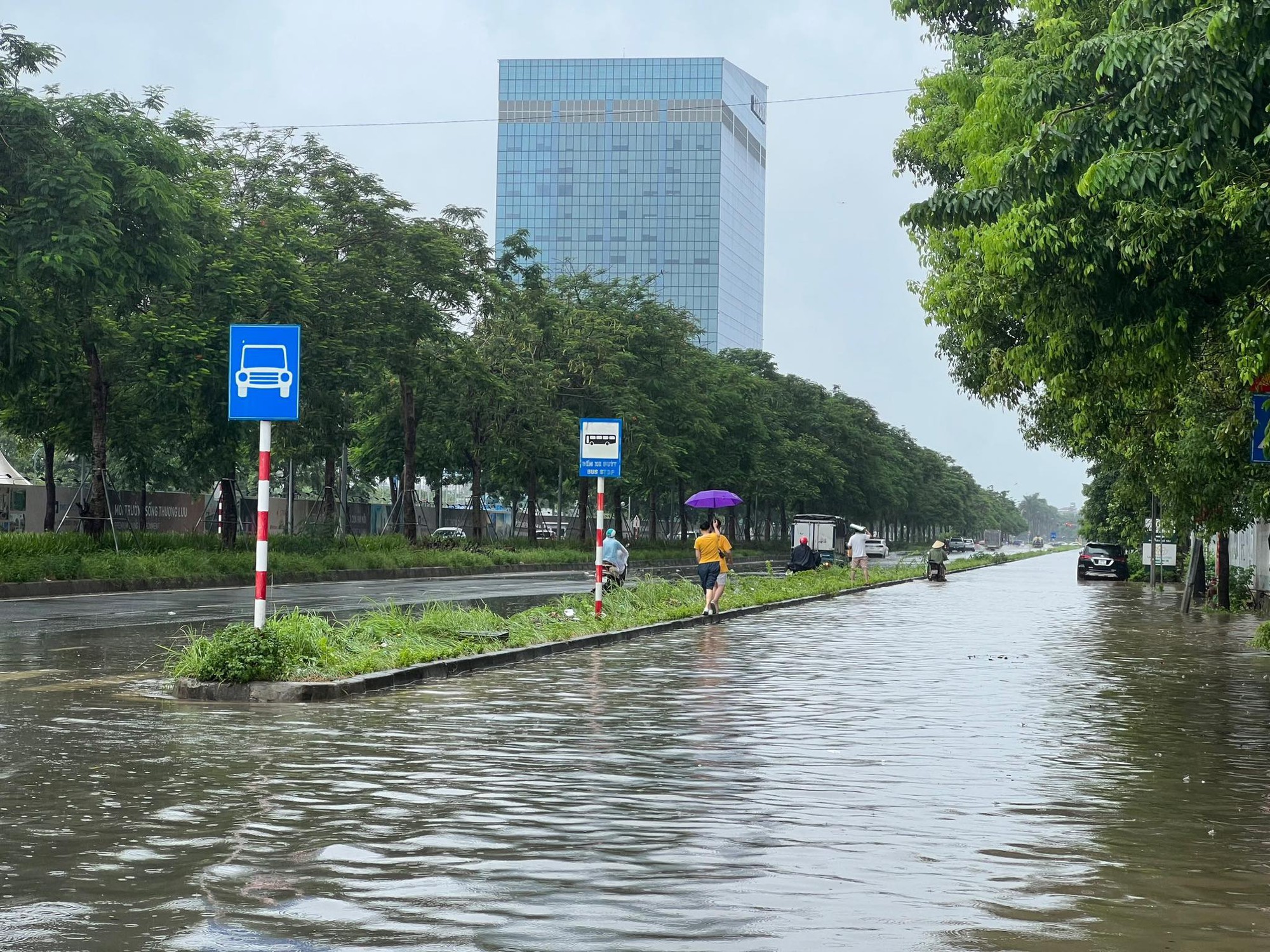 Hà Nội 'chìm trong biển nước' sau cơn mưa lớn - Ảnh 2.