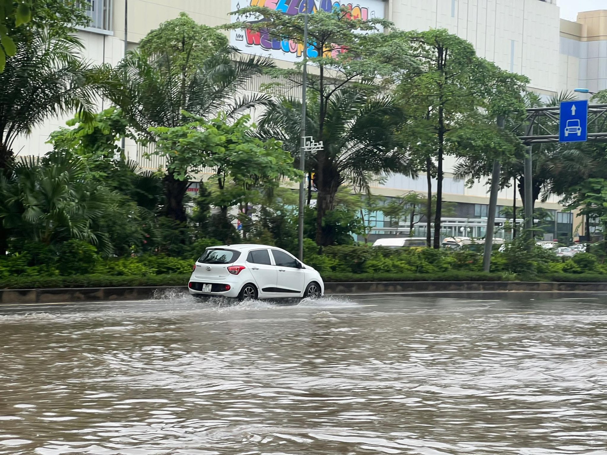 Hà Nội 'chìm trong biển nước' sau cơn mưa lớn - Ảnh 3.