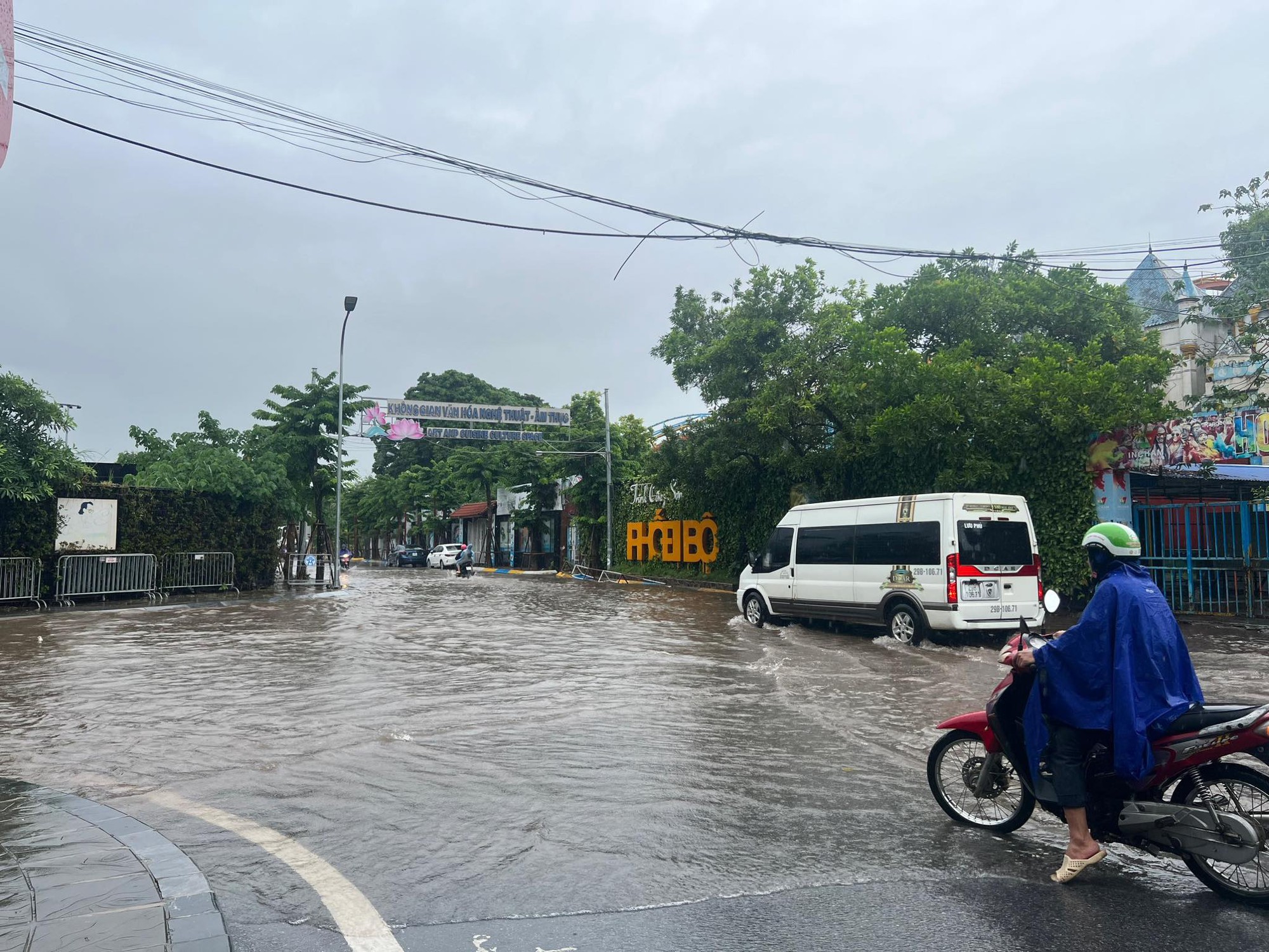 Hà Nội 'chìm trong biển nước' sau cơn mưa lớn - Ảnh 4.