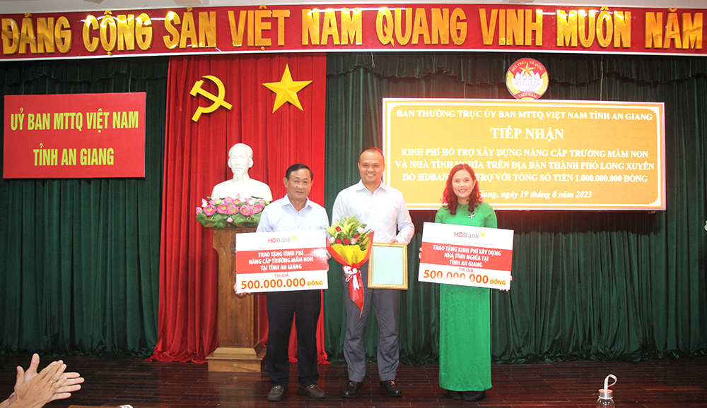 HDBank បន្តរួមដំណើរជាមួយសកម្មភាពសន្តិសុខសង្គមនៅទីក្រុង Long Xuyen - រូបថត ១. HDBank tiếp tục đồng hành cùng các hoạt động an sinh xã hội tại TP.Long Xuyên - Ảnh 1.