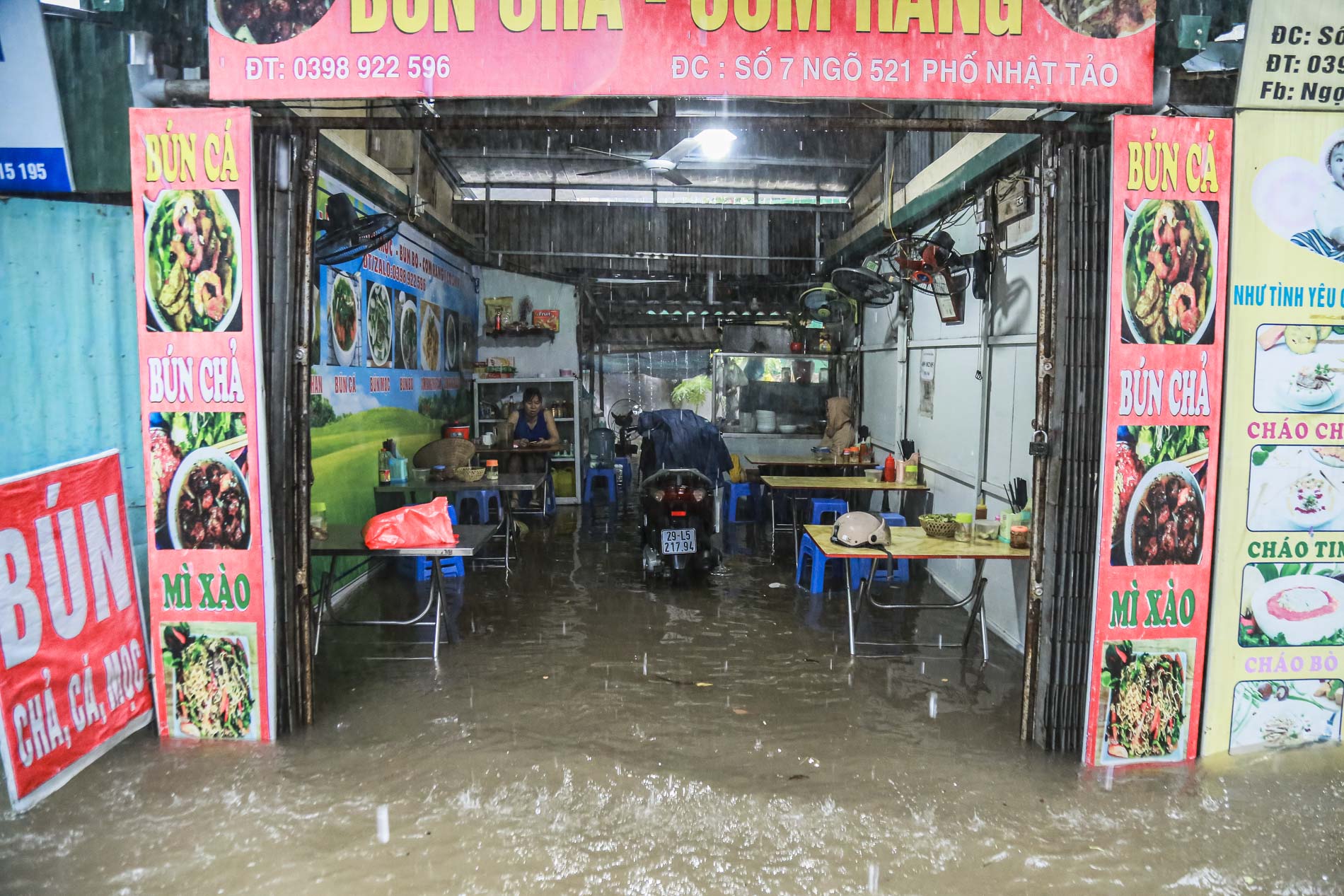 Hà Nội 'chìm trong biển nước' sau cơn mưa lớn - Ảnh 7.