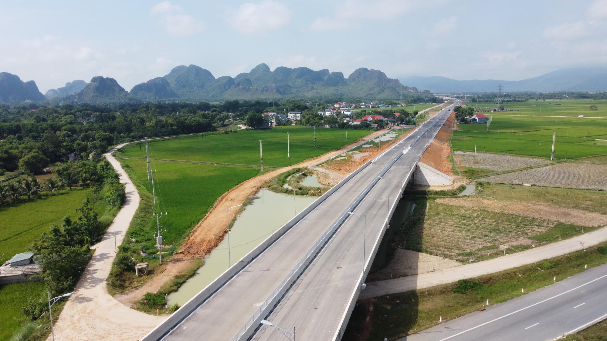 Cận cảnh cao tốc QL45 - Nghi Sơn sắp thông xe - Ảnh 1.