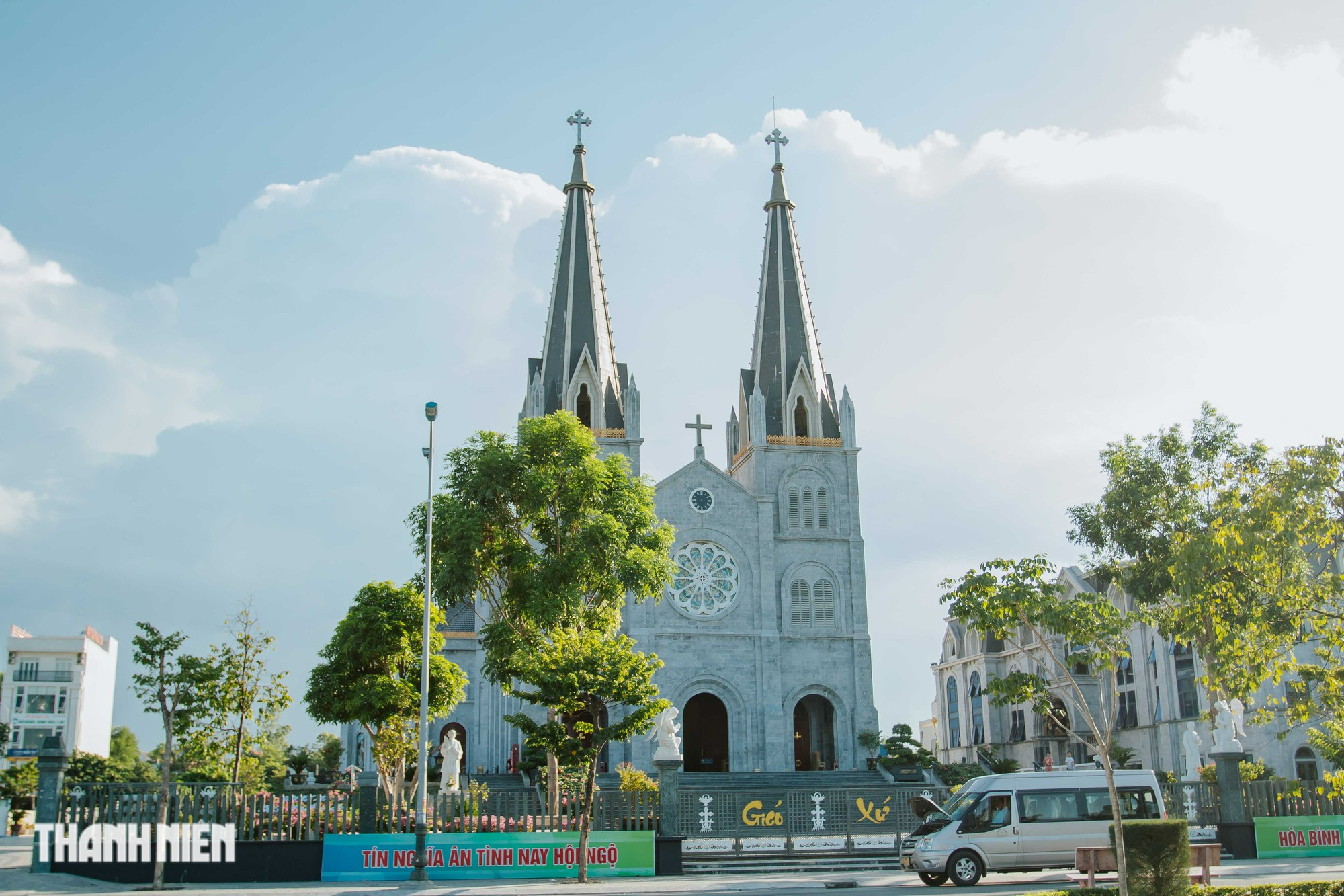Chiêm ngưỡng vẻ đẹp của ngôi nhà thờ đá lớn nhất Quảng Bình - Ảnh 2. Chiêm ngưỡng vẻ đẹp của ngôi nhà thờ đá lớn nhất Quảng Bình - Ảnh 2.