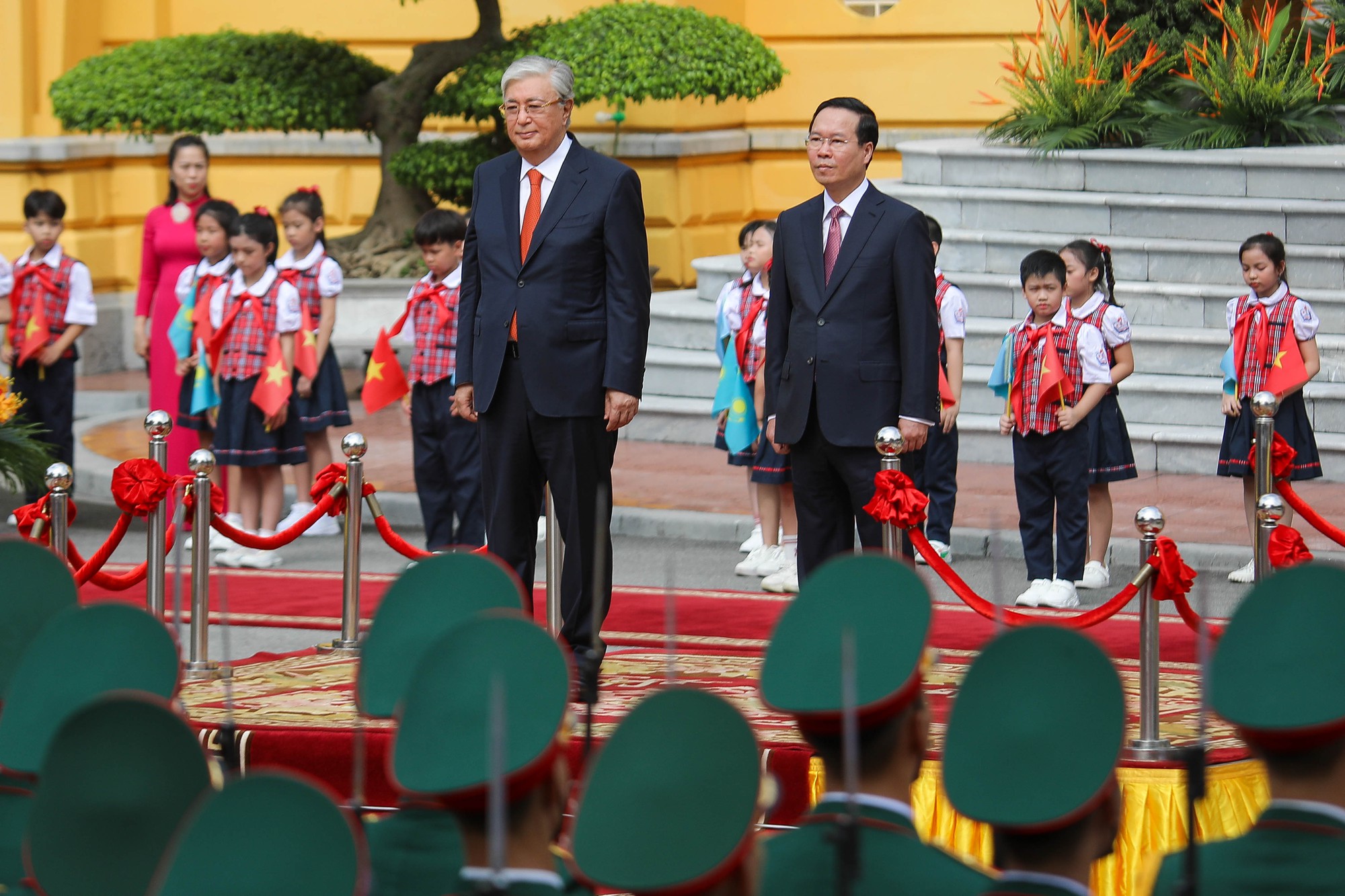 Chủ tịch nước Võ Văn Thưởng chủ trì lễ đón Tổng thống Kazakhstan - Ảnh 1.