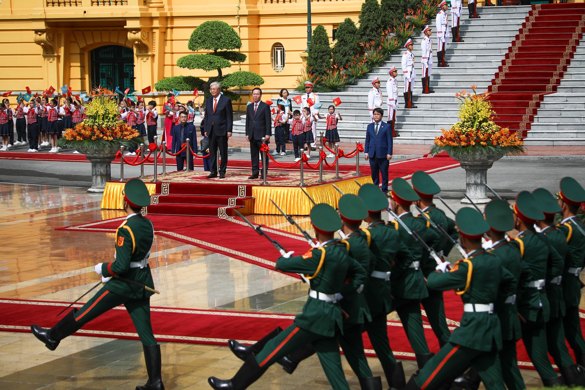 Chủ tịch nước Võ Văn Thưởng chủ trì lễ đón Tổng thống Kazakhstan - Ảnh 4.