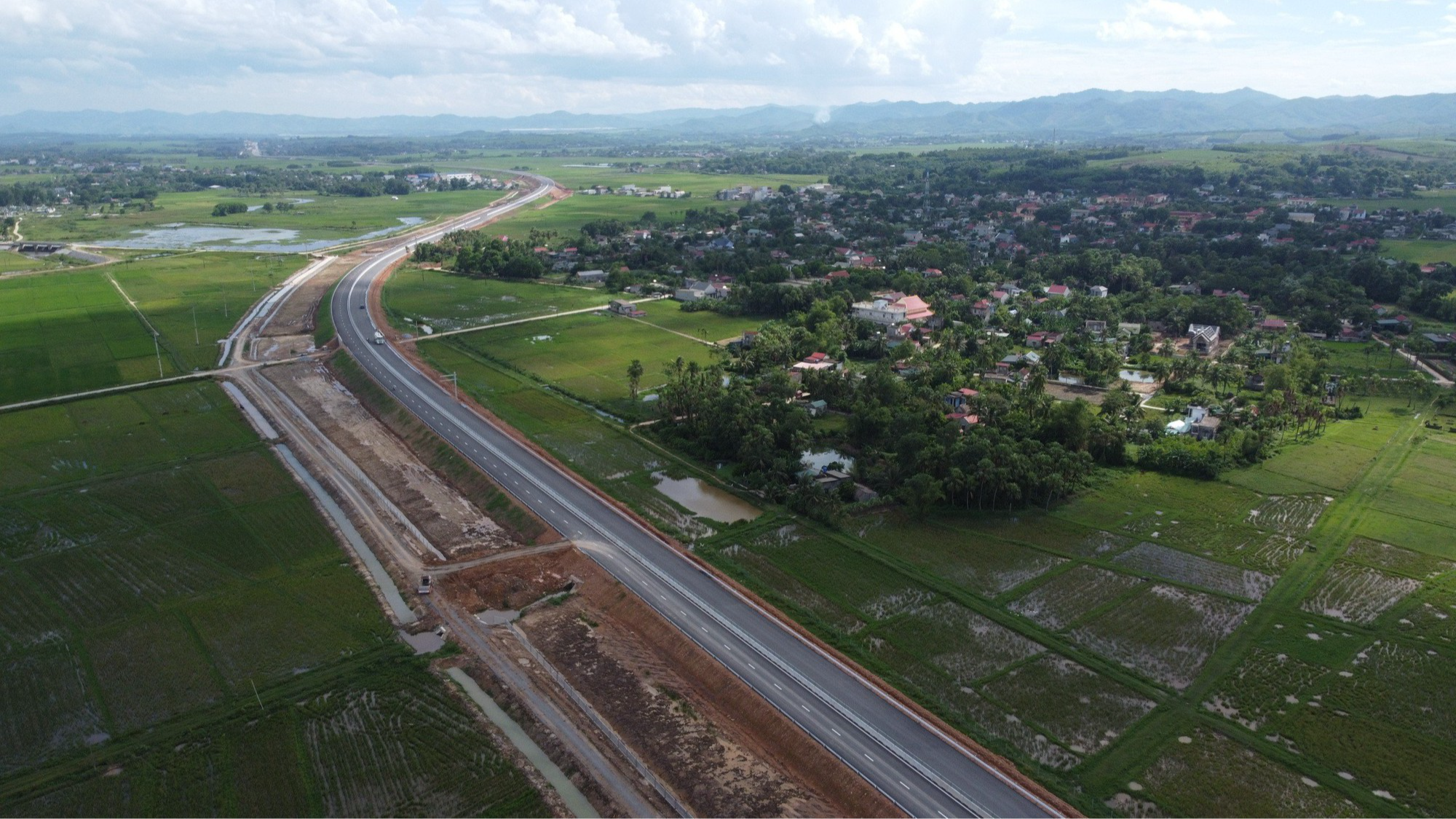 Cận cảnh cao tốc QL45 - Nghi Sơn sắp thông xe - Ảnh 8.
