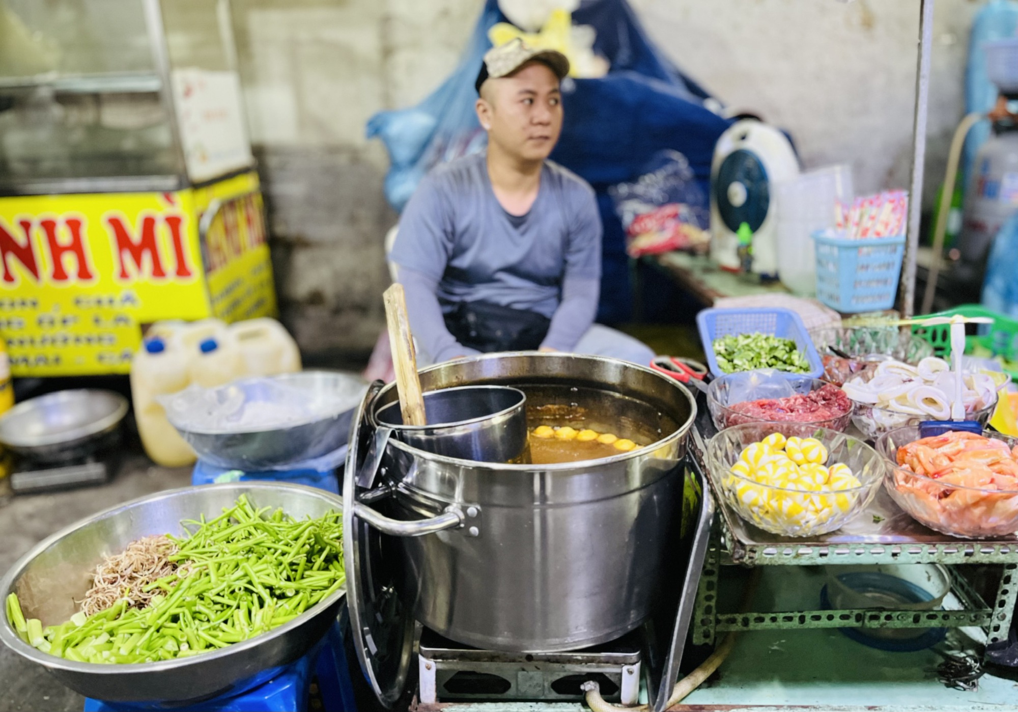 Hẻm ăn vặt 'rẻ nhất Quận 1' vắng vẻ, khách thưa thớt ngay giờ cao điểm - Ảnh 3.