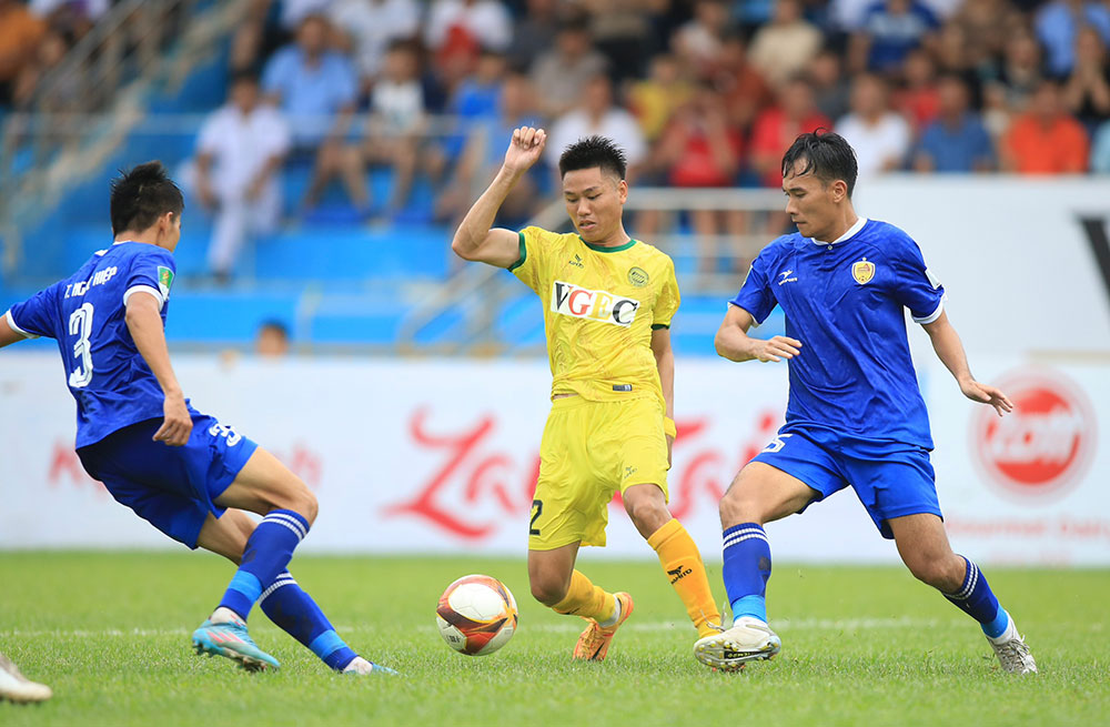 CLB Quảng Nam sảy chân, cuộc đua lên V-League 'nóng bỏng' đến phút chót - Ảnh 1.