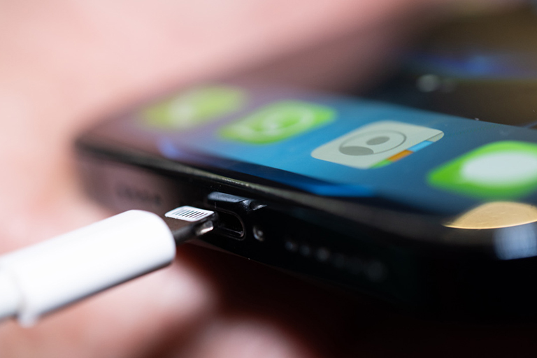 Chết vì điện giật khi đang sạc pin iPhone trong nhà tắm | Báo Dân trí