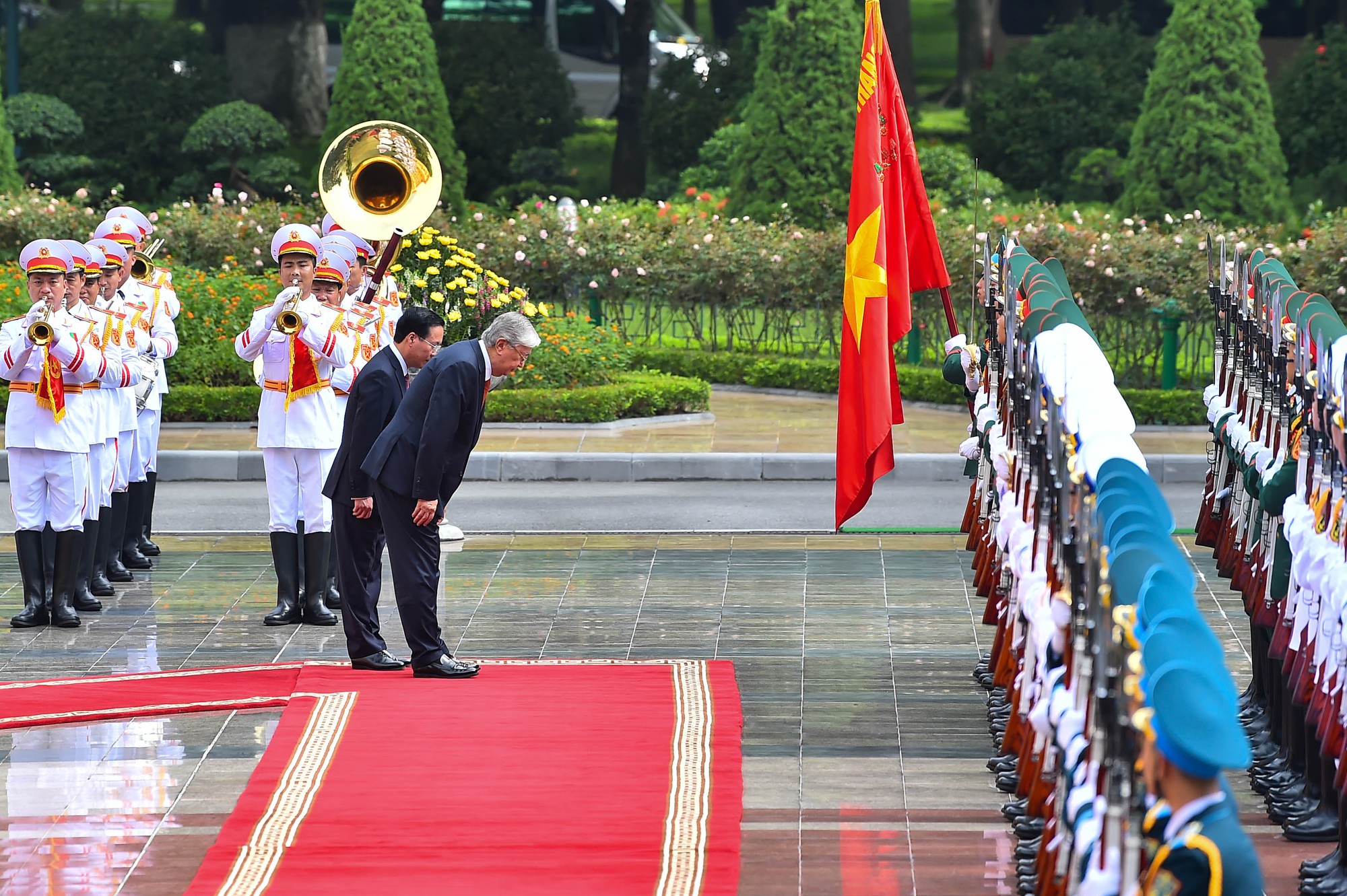 Chủ tịch nước Võ Văn Thưởng chủ trì lễ đón Tổng thống Kazakhstan - Ảnh 2.