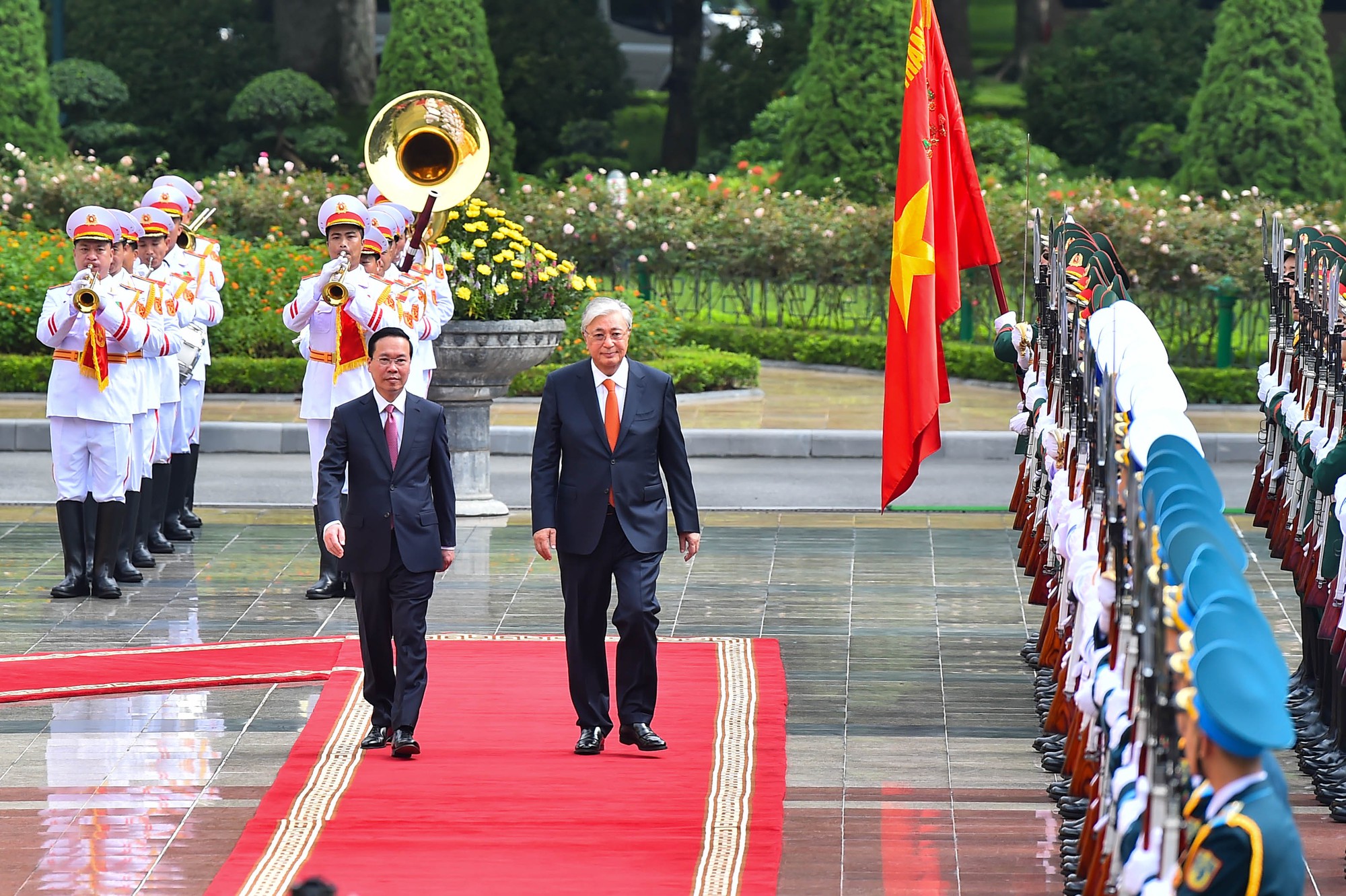 Chủ tịch nước Võ Văn Thưởng chủ trì lễ đón Tổng thống Kazakhstan - Ảnh 3.