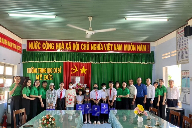 PC Bình Định với chương trình Nâng bước em đến trường - Ảnh 1.