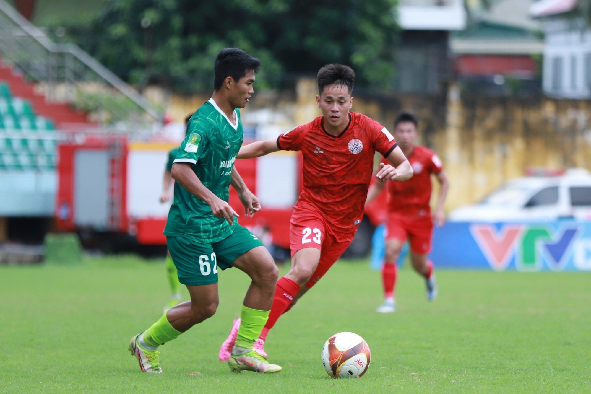 CLB Quảng Nam sảy chân, cuộc đua lên V-League 'nóng bỏng' đến phút chót - Ảnh 2.