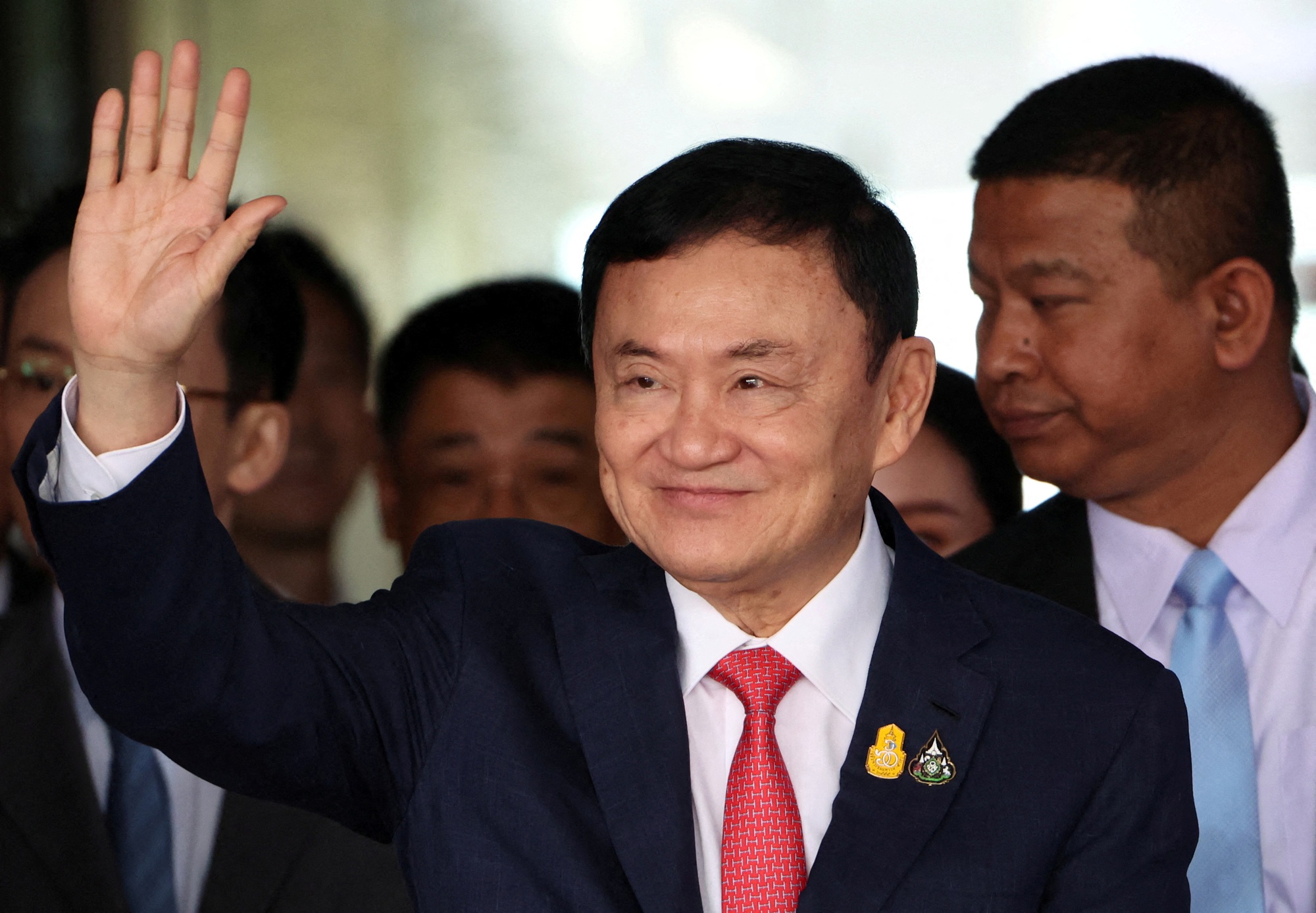 Vừa về nước, cựu Thủ tướng Thái Lan Thaksin nhận án tù 8 năm - Ảnh 1.