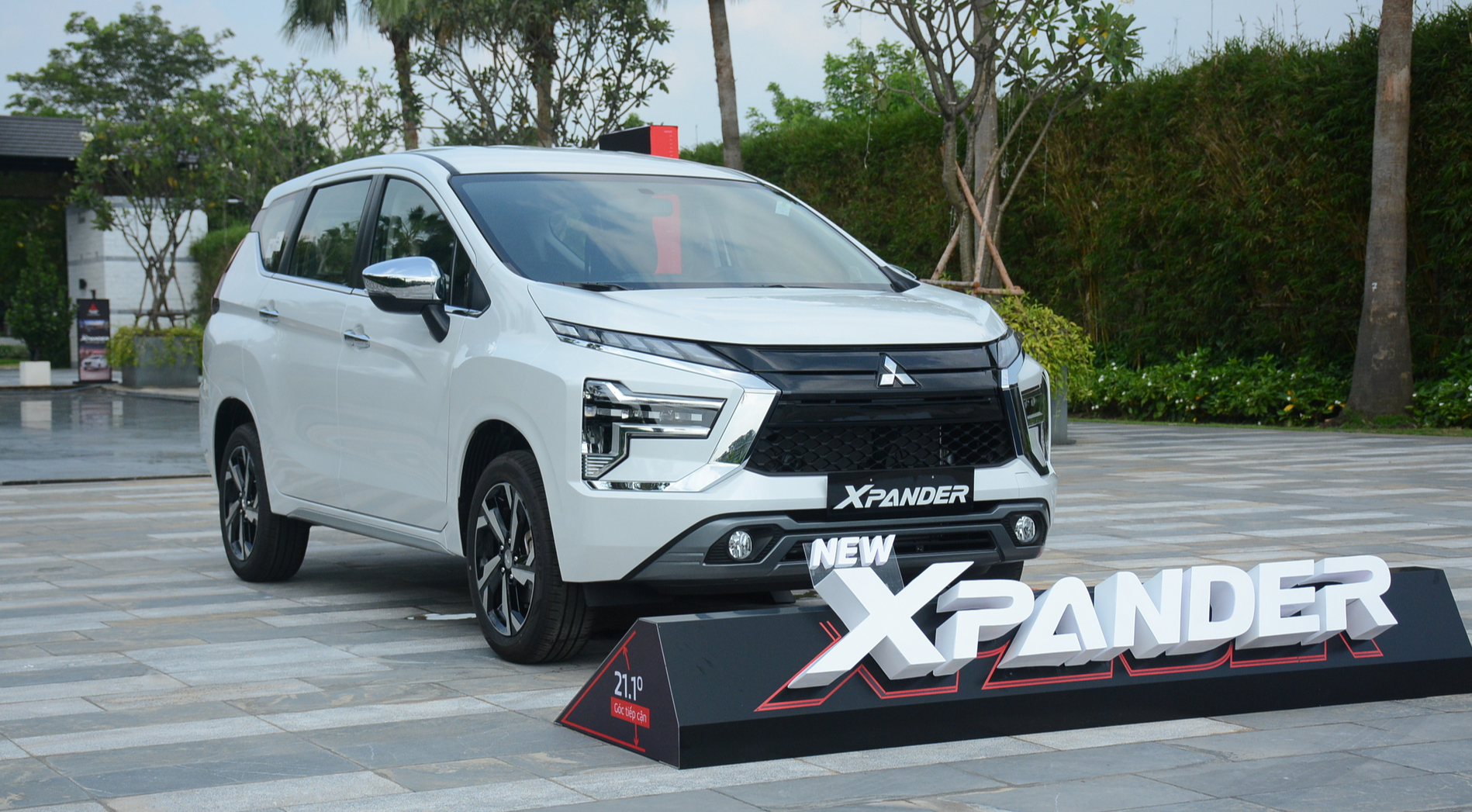 Doanh số bán sụt giảm, Mitsubishi Xpander vẫn dẫn đầu danh sách 10 ô tô bán chạy nhất Việt Nam tháng 4.2024 với 1.263 xe bán ra, thấp hơn 319 xe so với tháng 3.2024 bất chấp vẫn được hãng xe Nhật Bản áp dụng ưu đãi. Mitsubishi Xpander tại Việt Nam có bản số sàn lắp ráp trong nước, các phiên bản còn lại nhập từ Indonesia, có giá 555 - 698 triệu đồng.