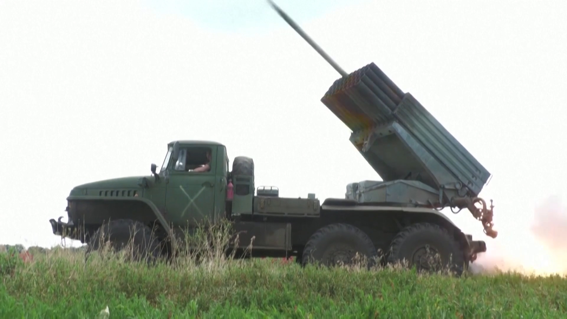 Xem quân đội Ukraine khai hỏa bệ phóng Grad phiên bản mini - Ảnh 1.