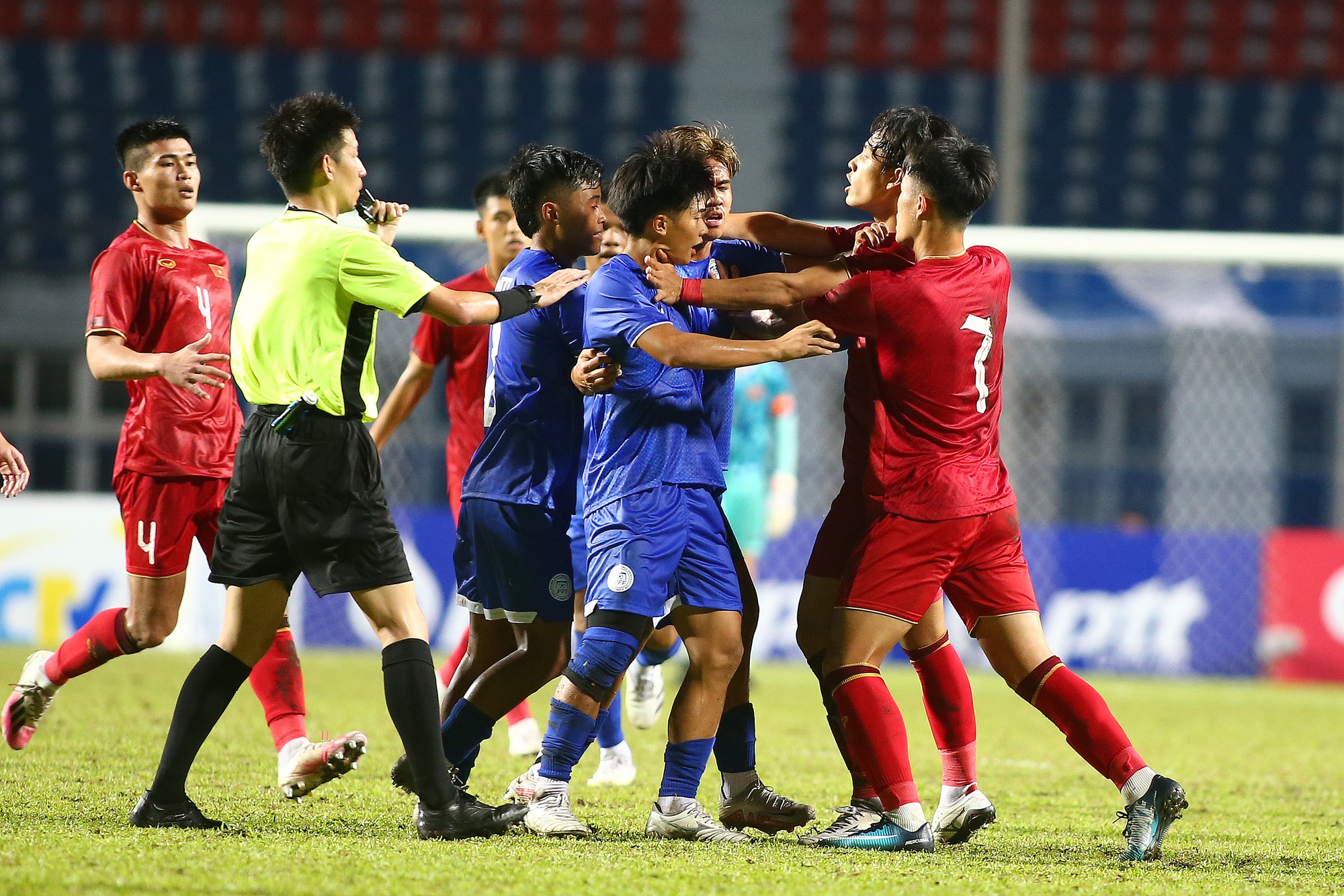 Phạm lỗi ác ý với tiền vệ U.23 Việt Nam, cầu thủ Philippines nói gì? - Ảnh 2.