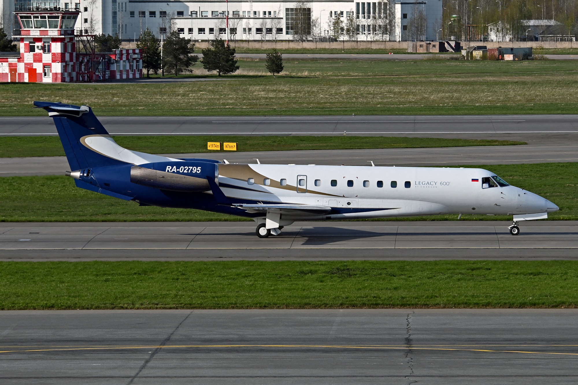 Chiếc Legacy 600 với số hiệu RA-02795 tại sân bay quốc tế Pulkovo ở Saint Petersburg (Nga) ngày 9.5