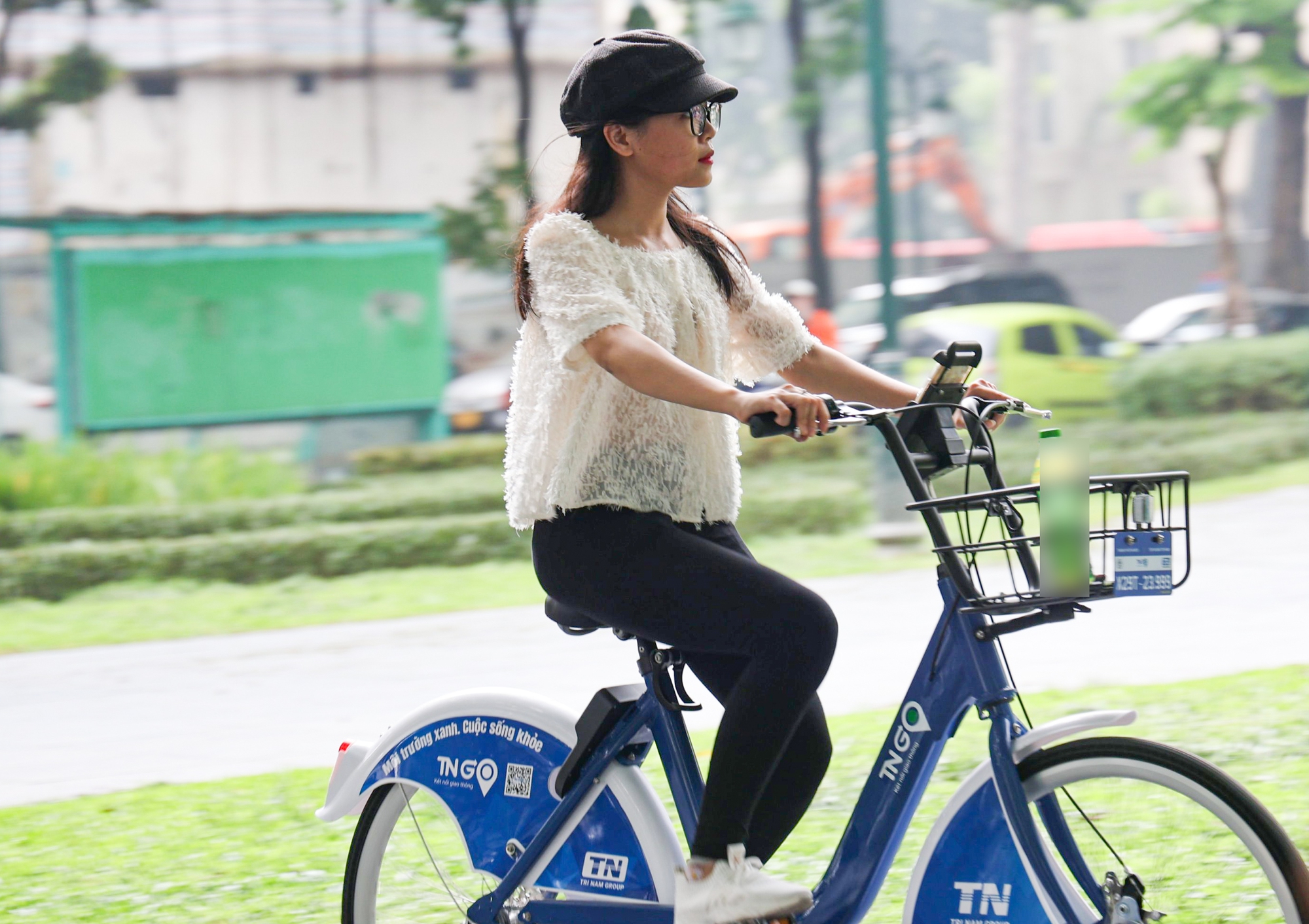 Người Hà Nội thích thú sử dụng dịch vụ xe đạp công cộng - Ảnh 10.