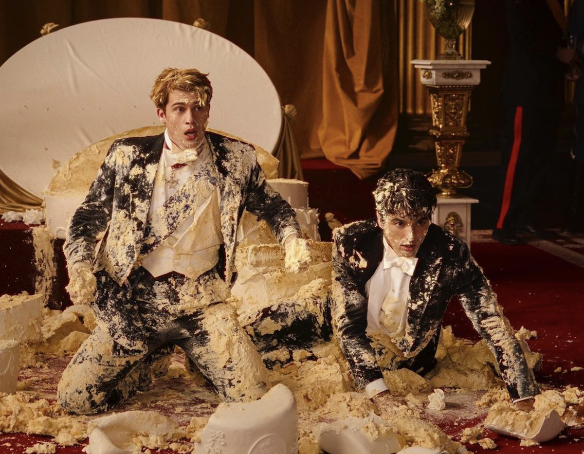 Bộ đôi mỹ nam đẹp như hoàng tử trong phim ‘Red, White and Royal Blue’ - Ảnh 2.