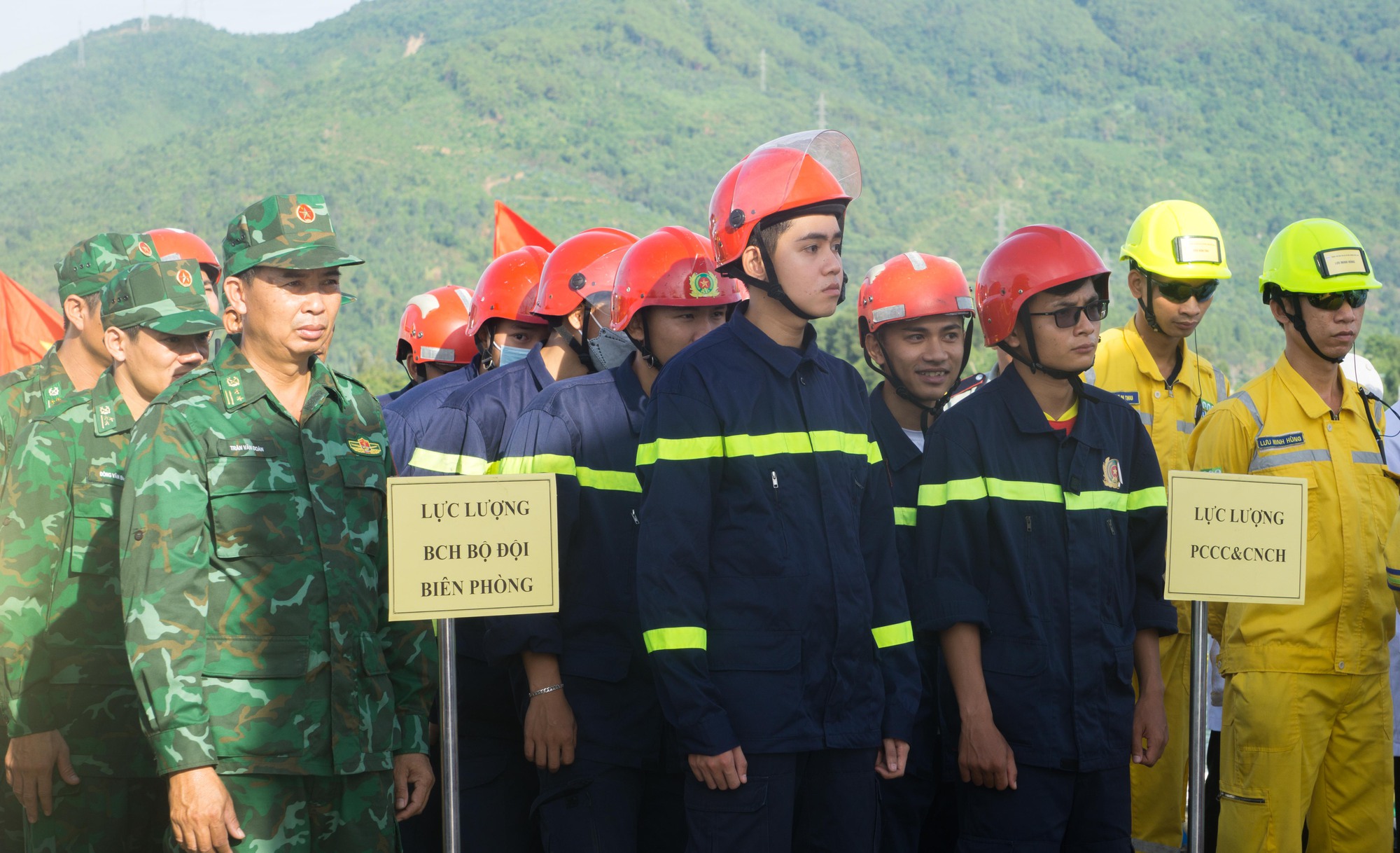 Đà Nẵng: Gần 150 người diễn tập ứng phó sự cố tràn dầu ở cảng Liên Chiểu   - Ảnh 1.