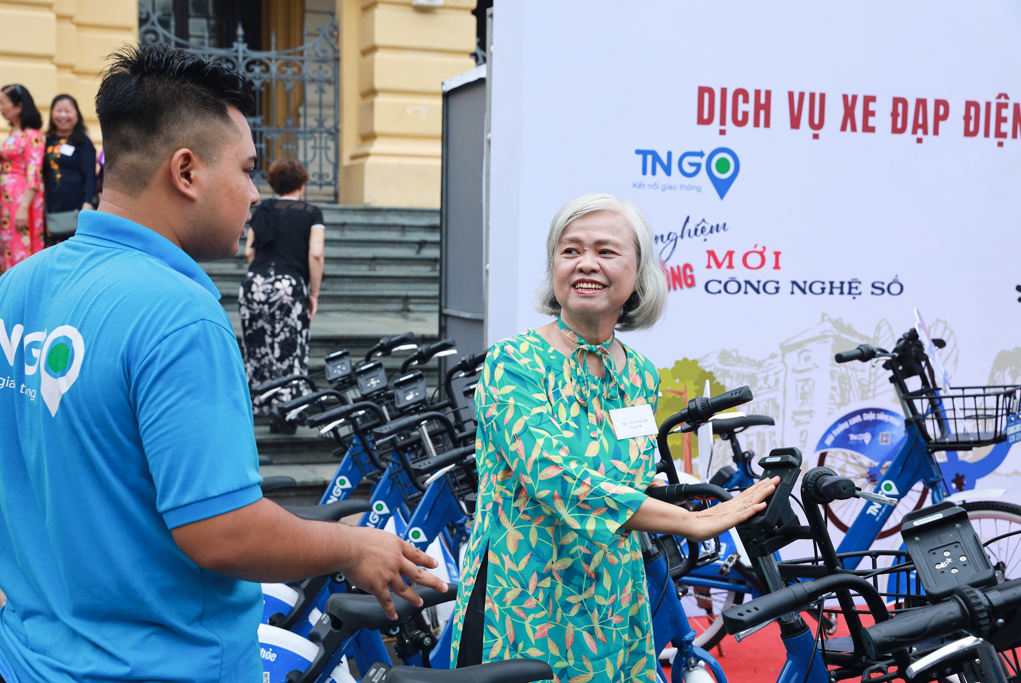 Người Hà Nội thích thú sử dụng dịch vụ xe đạp công cộng - Ảnh 8.